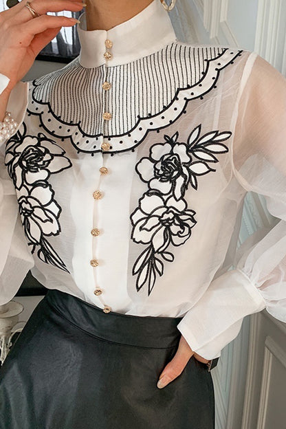 Camisa de mujer con mangas acampanadas y perspectiva de malla con flores bordadas