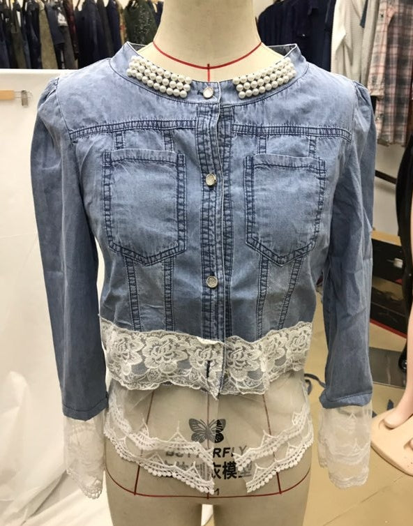 Jeansjacke mit Perlenstickerei