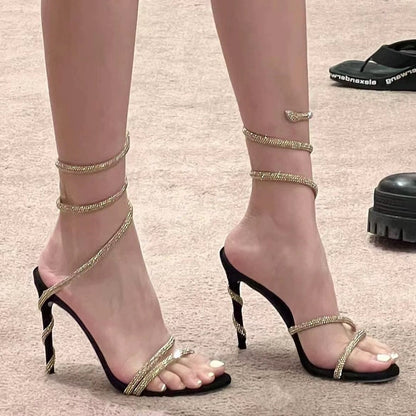 Damen-Sandalen mit hohem Absatz und Stiletto-Absatz und Strass-Riemen in Übergröße