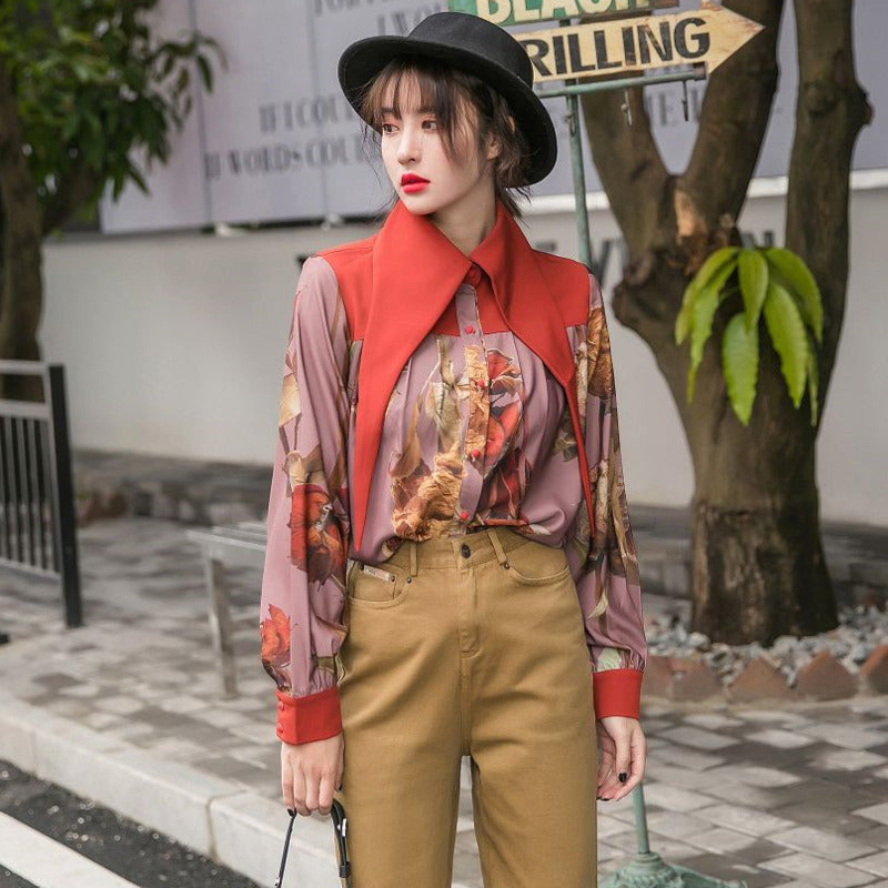 Camisa con cuello gótico y costuras con estampado de flores secas