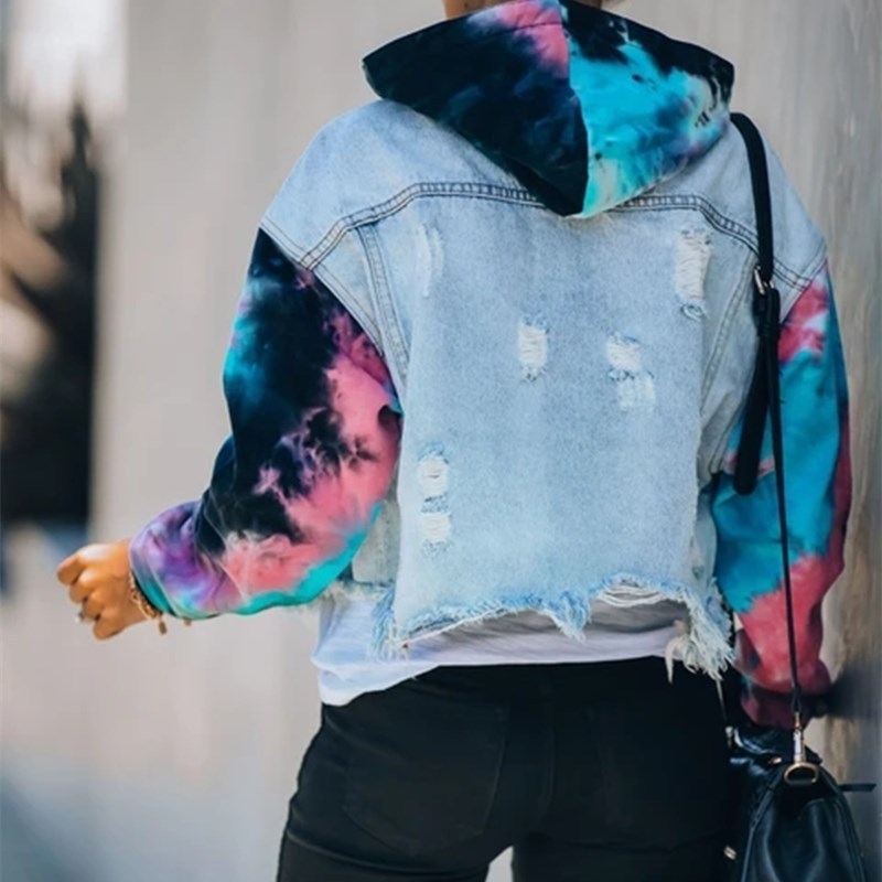 Chaqueta vaquera de color a juego con efecto tie-dye