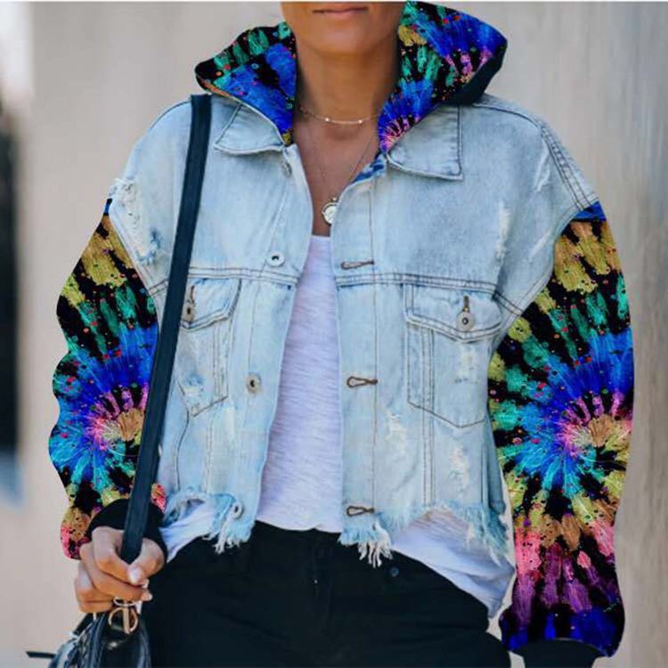 Chaqueta vaquera de color a juego con efecto tie-dye