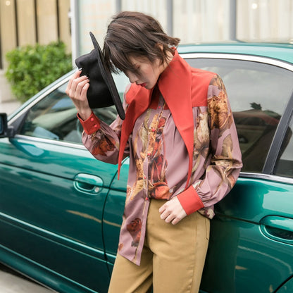 Camisa con cuello gótico y costuras con estampado de flores secas