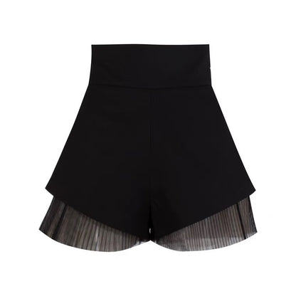 Französische Retro-Bluse mit Spitze und schwarzen Shorts, zweiteiliger Anzug