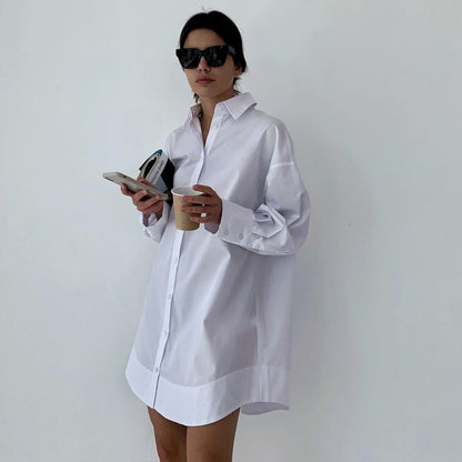 Camisa blanca clásica de mujer de estilo holgado, con contorno peinado y compacto