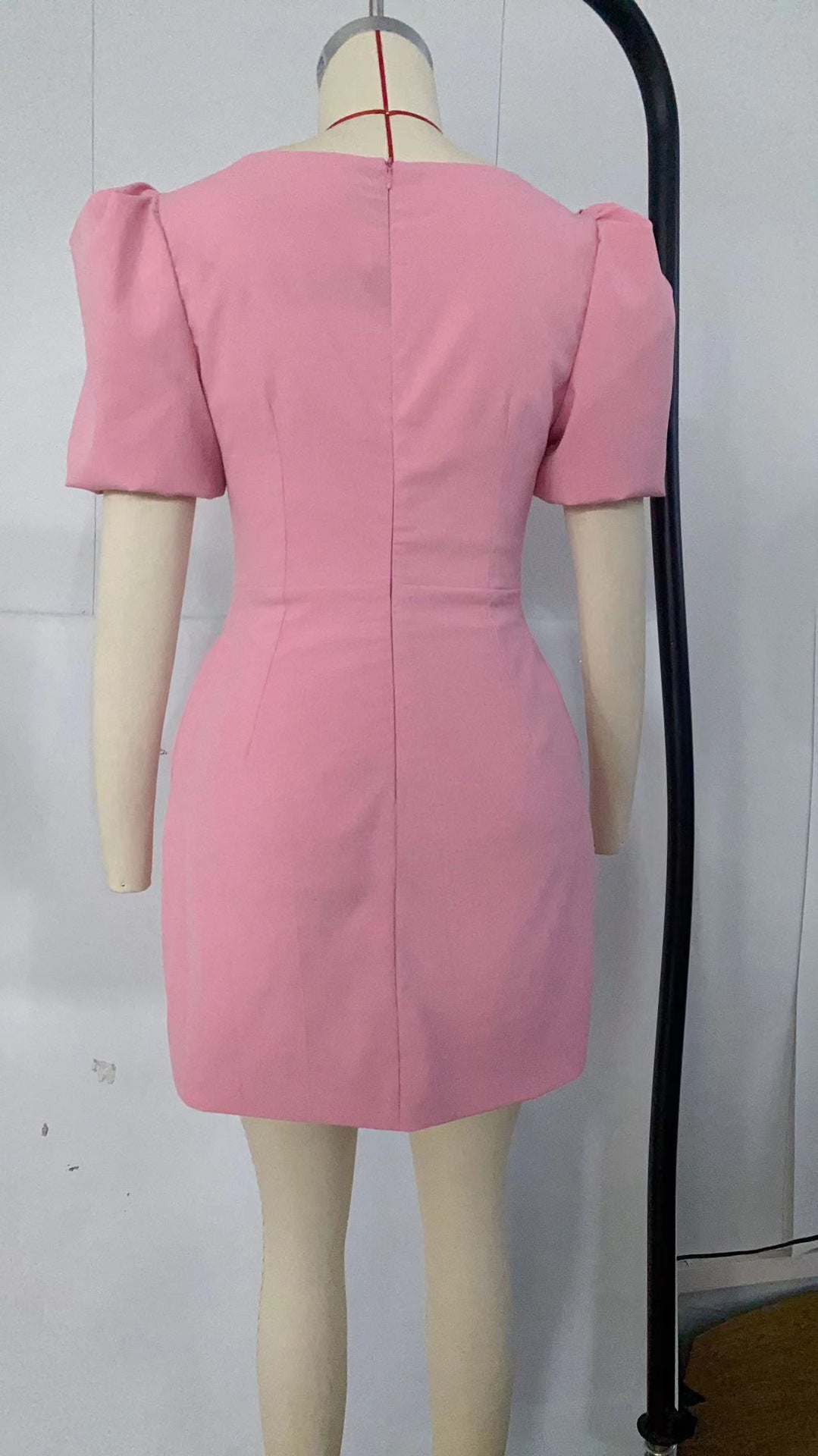 Ropa de mujer con escote en V, mangas abullonadas y lentejuelas en color rosa