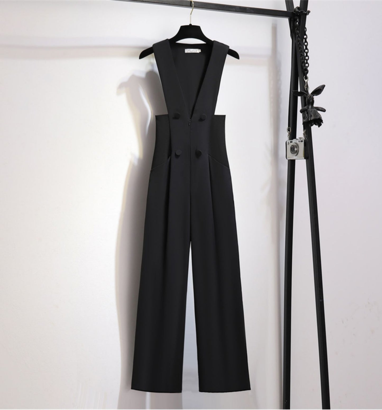 Modischer Jumpsuit mit Hosenträgern und hoher Taille und weitem Bein