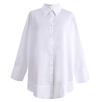 Camisa blanca clásica de mujer de estilo holgado, con contorno peinado y compacto