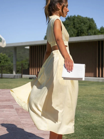 Ärmelloses Kleid mit Rüschen und Stehkragen