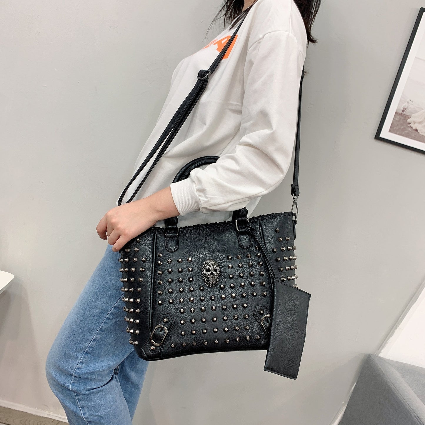 Fashion One-shoulder Diagonal Rivet Skull Handbag