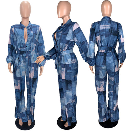 Lockerer Jumpsuit mit weitem Bein und Gürtel im Denim-Imitat-Print